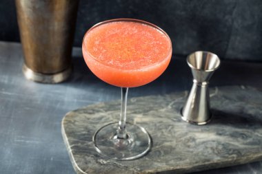 İçkili Millionares Kokteyli Burbon Absinthe ve Grenadine