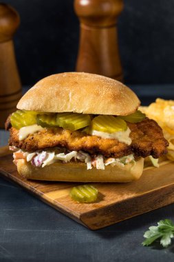 Ev yapımı Alman Tavuklu Schnitzel Sandviç ve patates kızartması.