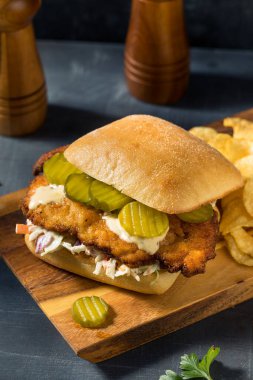 Ev yapımı Alman Tavuklu Schnitzel Sandviç ve patates kızartması.