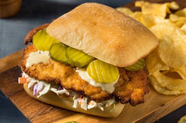 Ev yapımı Alman Tavuklu Schnitzel Sandviç ve patates kızartması.