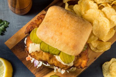 Ev yapımı Alman Tavuklu Schnitzel Sandviç ve patates kızartması.