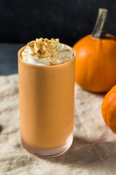 Domowej Roboty Mrożone Pumpkin Pie Milkshake Bitą Śmietaną — Zdjęcie stockowe