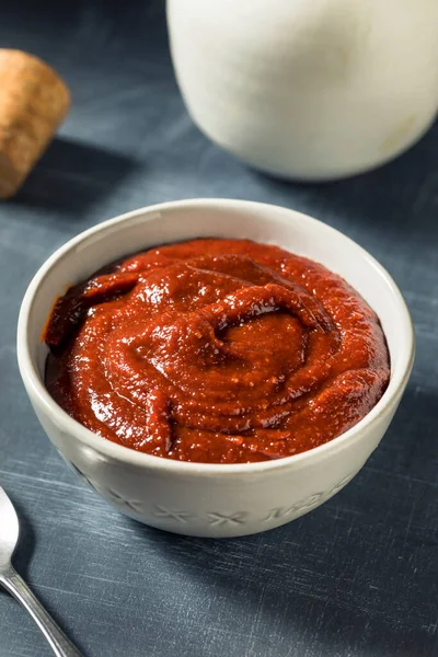 Organic Red Korean Gochujang Sauce Een Kom — Stockfoto