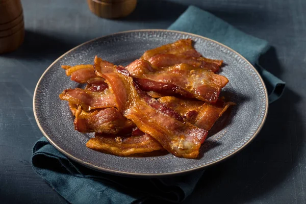 Homeade Greasy Bacon Horno Para Desayuno Una Placa —  Fotos de Stock