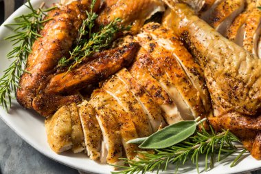 Şükran Günü 'nde hindi, dolma kabaklı turta ve patatesli.