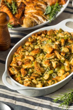 Kereviz ve soğanla doldurulmuş ev yapımı Şükran Günü Tatili