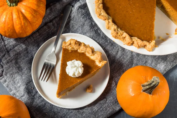 Hemlagad Hälsosam Thanksgiving Day Pumpkin Pie Med Vispgrädde — Stockfoto