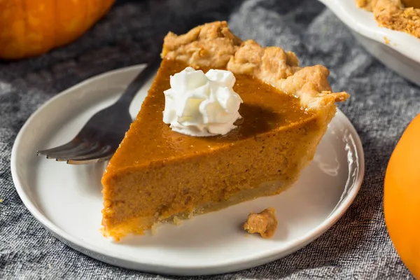 Hemlagad Hälsosam Thanksgiving Day Pumpkin Pie Med Vispgrädde — Stockfoto