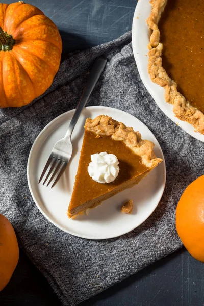 Maison Saine Thanksgiving Day Pumpkin Pie Avec Crème Fouettée — Photo