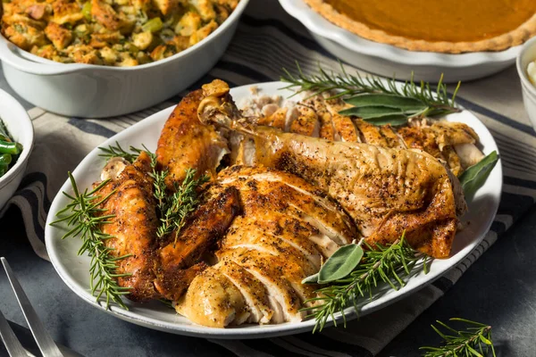 Hari Thanksgiving Yang Meriah Makan Malam Turki Dengan Stuffing Pumpkin — Stok Foto