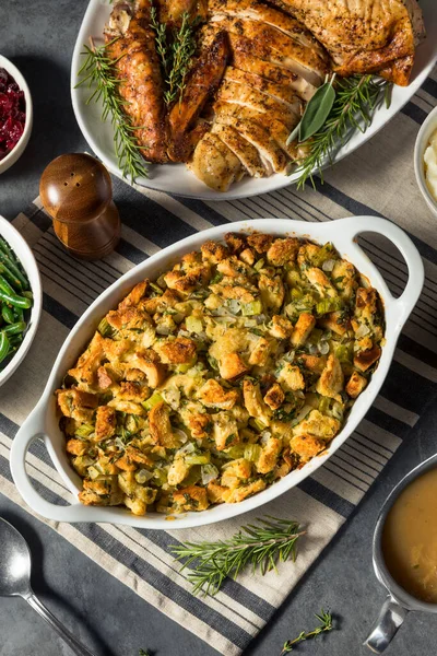 Hausgemachte Thanksgiving Feiertagsfüllung Mit Sellerie Und Zwiebeln — Stockfoto
