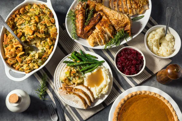Σπιτικό Πιάτο Δείπνου Γαλοπούλας Ημέρας Ευχαριστιών Γεμιστά Φασόλια Και Όσπρια — Φωτογραφία Αρχείου