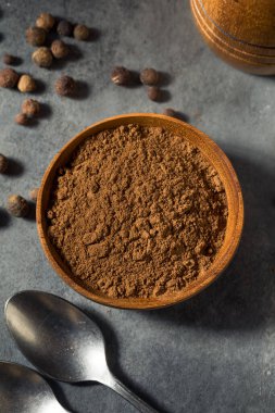Kâsedeki organik kuru toprak Allspice