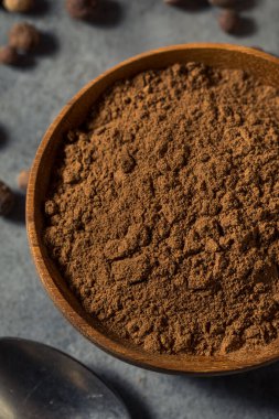 Kâsedeki organik kuru toprak Allspice