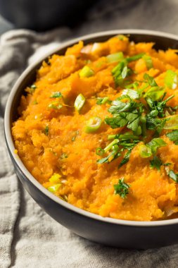 Ev yapımı Şükran Günü Patates püresi ve taze soğan.