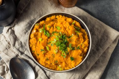 Ev yapımı Şükran Günü Patates püresi ve taze soğan.