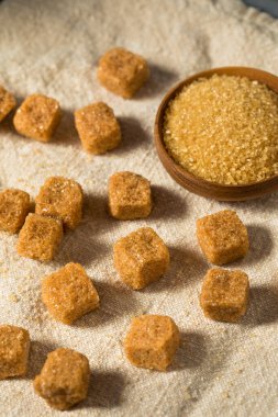 Sağlıklı Ham Kahverengi Şeker Küpleri Kullanmaya Hazır