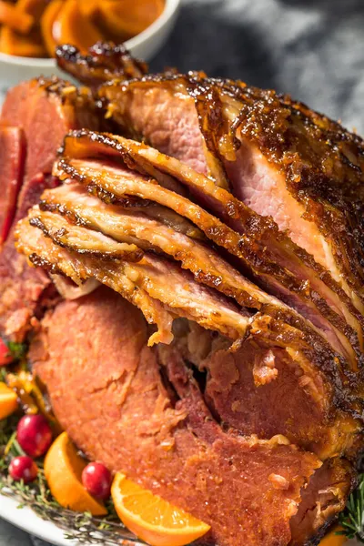 Cena Casera Jamón Navidad Con Patatas Arándano Pastel Nuez —  Fotos de Stock