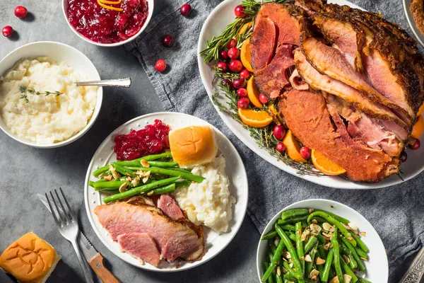 Hausgemachtes Weihnachts Schinken Dinner Mit Kartoffeln Preiselbeere Und Pekannuchen — Stockfoto