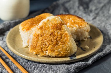 Ev yapımı Japon Izgara Yaki Onigiri Pirinç Balosu Ton Balığı Doldurmalı