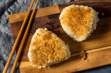 Ev yapımı Japon Izgara Yaki Onigiri Pirinç Balosu Ton Balığı Doldurmalı