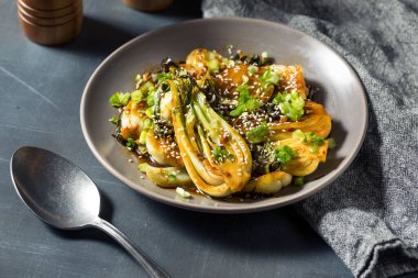 Ev yapımı Asya Sauteed Soya Bebek Bok Choy Susam tohumlu
