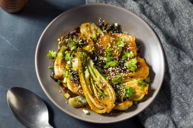 Ev yapımı Asya Sauteed Soya Bebek Bok Choy Susam tohumlu