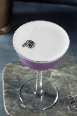 Limon ve şurupla alkollü Lavanta Cin Kokteyli