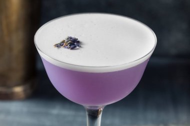 Limon ve şurupla alkollü Lavanta Cin Kokteyli