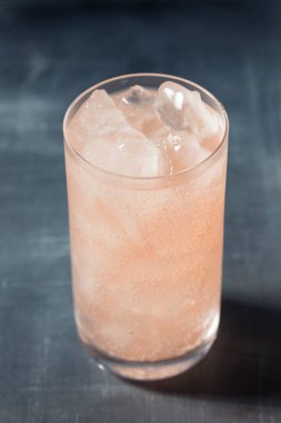 Buzlu soğuk serinletici CBD Seltzer Suyu