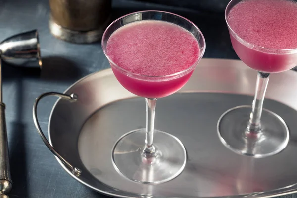 Frío Refrescante Cóctel Aviación Púrpura Con Una Guarnición Cereza — Foto de Stock