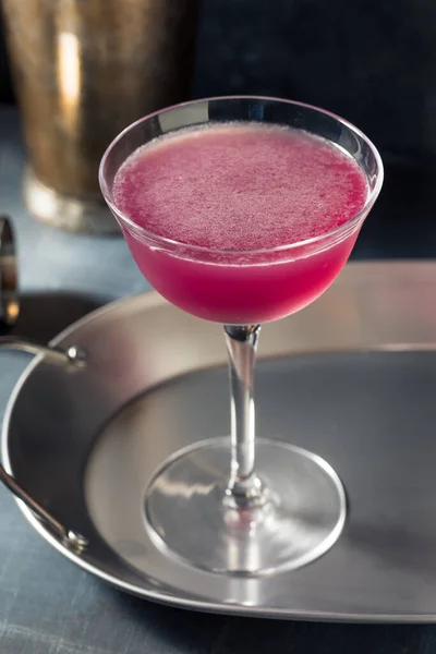 Kall Uppfriskande Lila Luftfart Cocktail Med Körsbär Garnering — Stockfoto