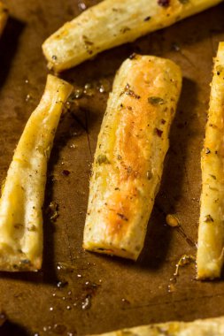 Ev yapımı Parnsip Fries ve tuzlu biber ve kekik.