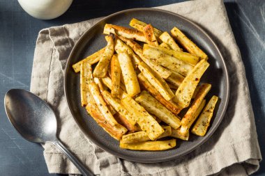 Ev yapımı Parnsip Fries ve tuzlu biber ve kekik.