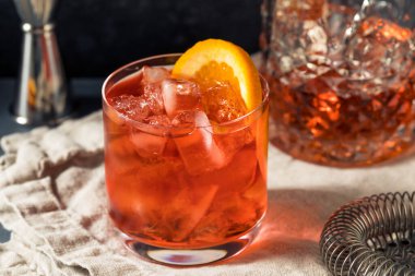 Soğuk Tazeleyici Rom Sağ El Negroni Kokteyli ve Turuncu Garnitür