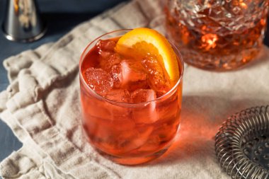 Soğuk Tazeleyici Rom Sağ El Negroni Kokteyli ve Turuncu Garnitür