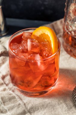 Soğuk Tazeleyici Rom Sağ El Negroni Kokteyli ve Turuncu Garnitür