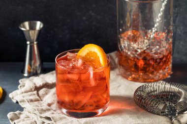 Soğuk Tazeleyici Rom Sağ El Negroni Kokteyli ve Turuncu Garnitür