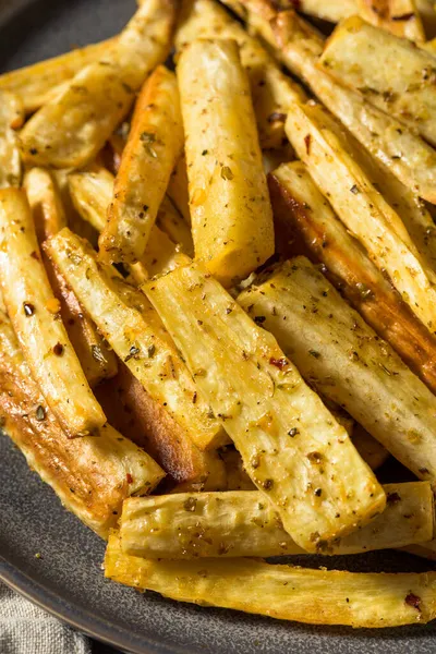 Hemlagade Rostade Parnsip Fries Med Salt Pepper Och Timjan — Stockfoto