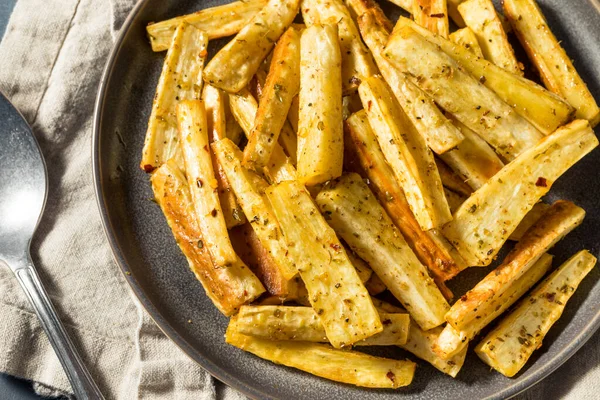 Hemlagade Rostade Parnsip Fries Med Salt Pepper Och Timjan — Stockfoto