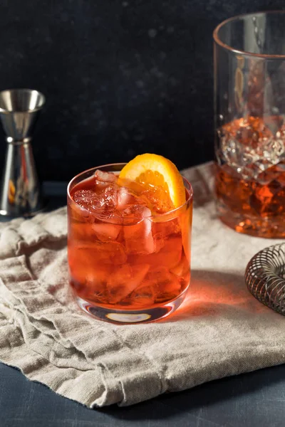 Chladné Osvěžující Rum Pravé Ruky Negroni Koktejl Oranžovou Ozdobou — Stock fotografie