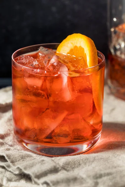 Kalter Erfrischender Rum Negroni Cocktail Der Rechten Hand Mit Orangengarnitur — Stockfoto