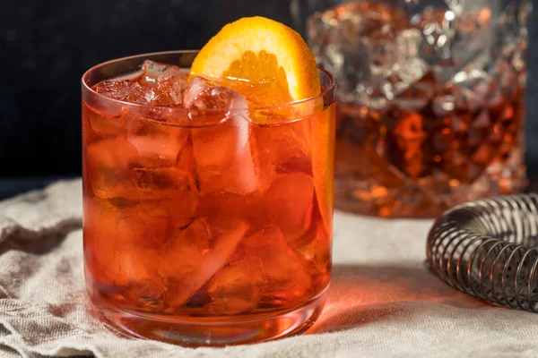 Hideg Frissítő Rum Jobb Kezes Negroni Koktél Narancsos Körettel — Stock Fotó