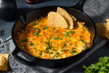 Ev yapımı Meksika Chorizo Queso Oaxaca Dip ile Tortilla Chips