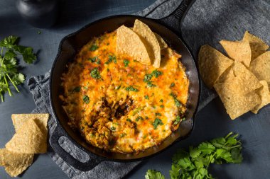 Ev yapımı Meksika Chorizo Queso Oaxaca Dip ile Tortilla Chips