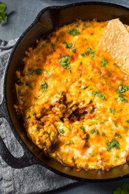 Ev yapımı Meksika Chorizo Queso Oaxaca Dip ile Tortilla Chips