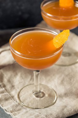 Kan ve Kum Kokteyli ile Turuncu ve Viski