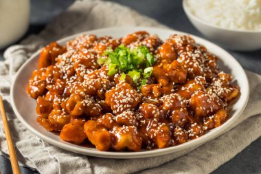 Ev yapımı Kore Gochujang Tavuğu ve susam ve pilav.