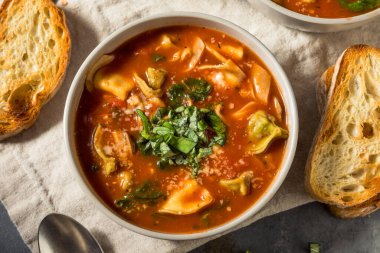 Peynirli ve fesleğenli ev yapımı İtalyan Tortellini Çorbası