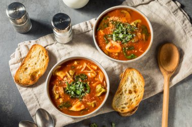 Peynirli ve fesleğenli ev yapımı İtalyan Tortellini Çorbası